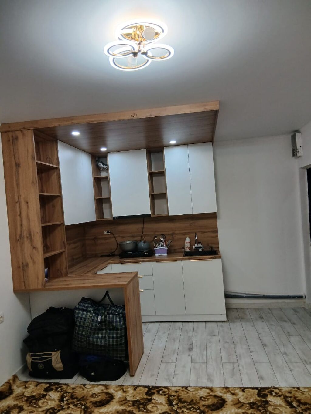 Студия 18–22 м² с отдельной кухонной зоной в многоэтажном доме: фото 1