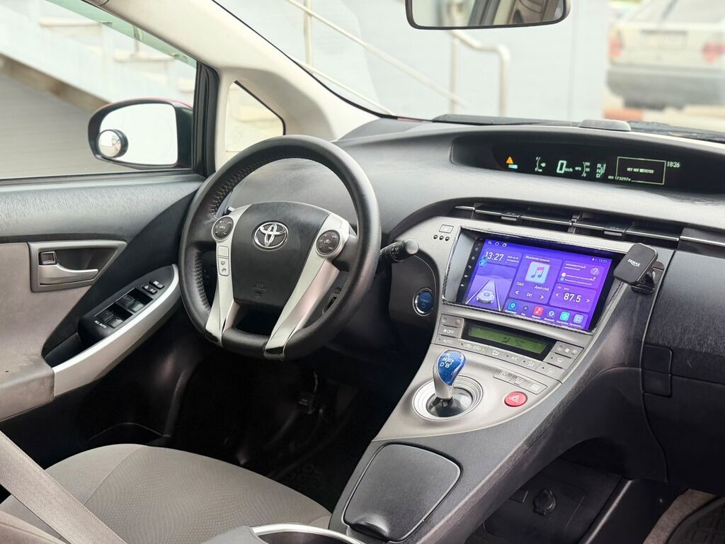 Toyota Prius: 2014 г., 1.8 л, Вариатор, Гибрид, Лифтбек: фото 8