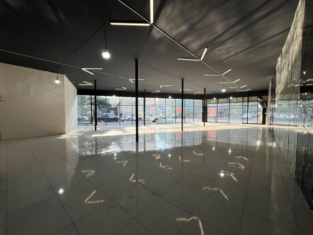 Təbriz küçəsində 2 yola baxan, geniş vitrajlı 380 m² obyekt icarəyə