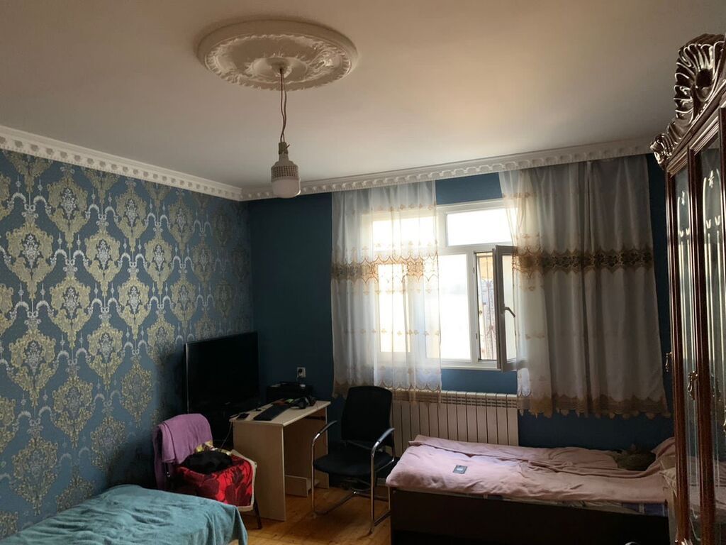 Bakı, 3 otaqlı, Köhnə tikili, m. Xalqlar Dostluğu, 140 kv. m