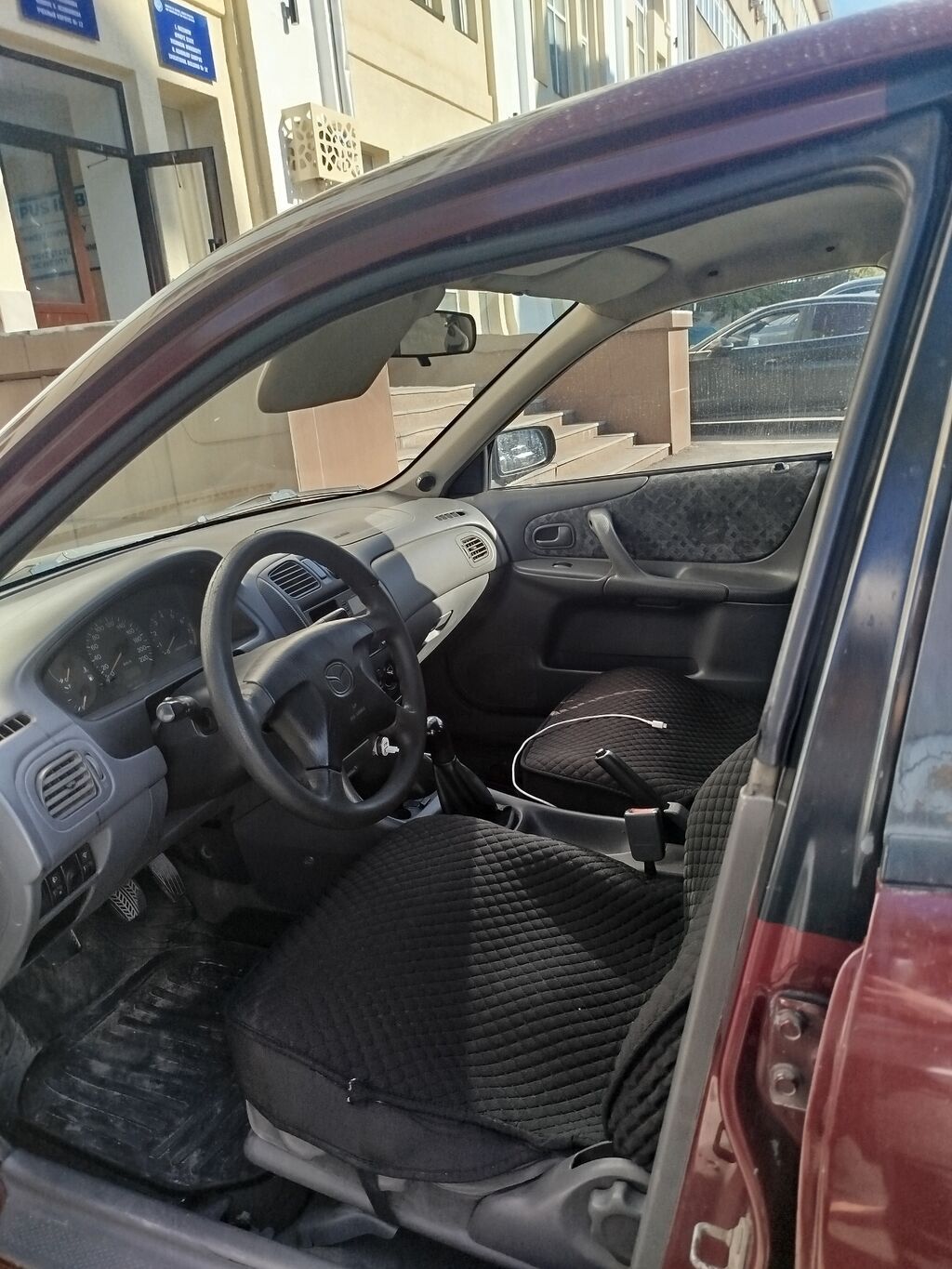 Mazda 323: 1998 г., 1.5 л, Механика, Бензин, Хэтчбэк: фото 5