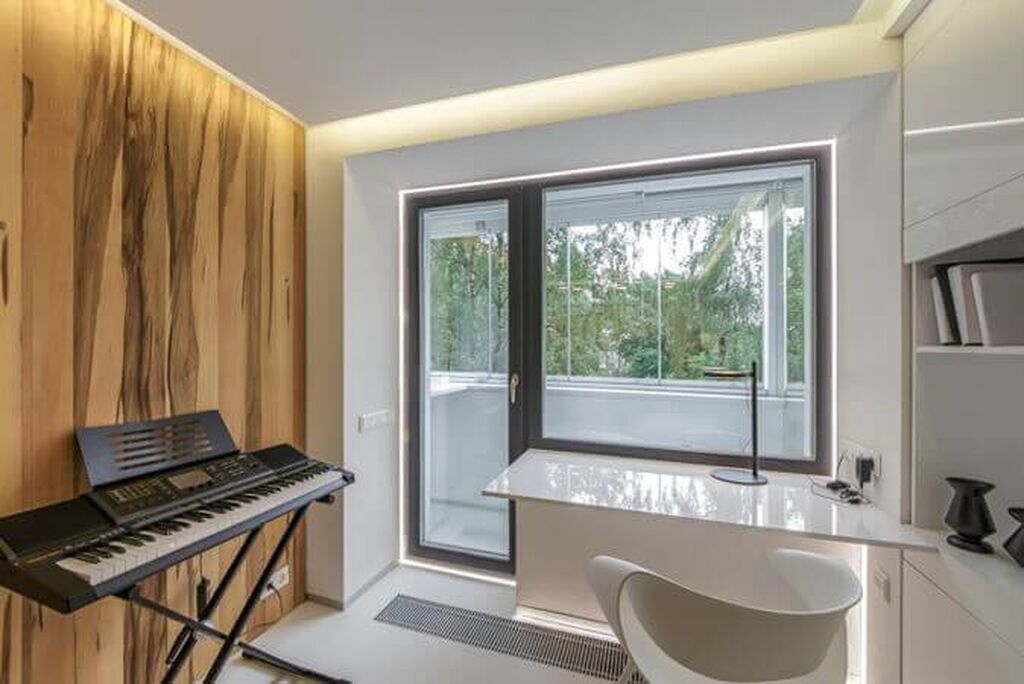 Планировка детской с балконом. Балкон объединённый с комнатой дизайн. В комнате с балконом и окном песня. Спальня с застекленной лоджией. Лоджия объединенная с комнатой.