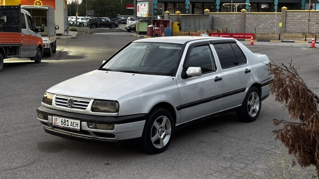 Volkswagen Vento: 1993 г., 1.8 л, Механика, Бензин, Седан: фото 4