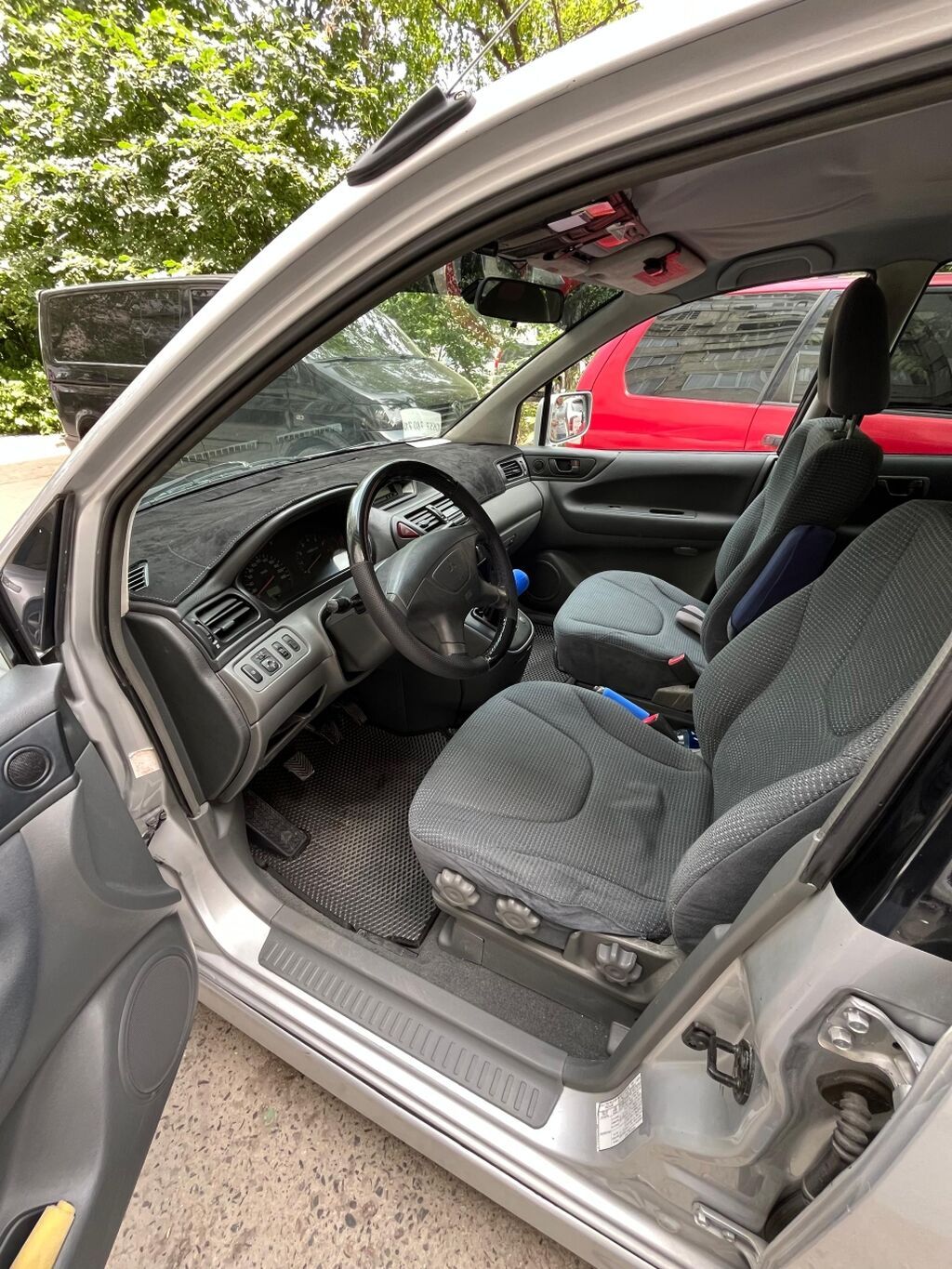 Mitsubishi Space Wagon: 2001 г., 2 л, Механика, Бензин, Минивэн: фото 6