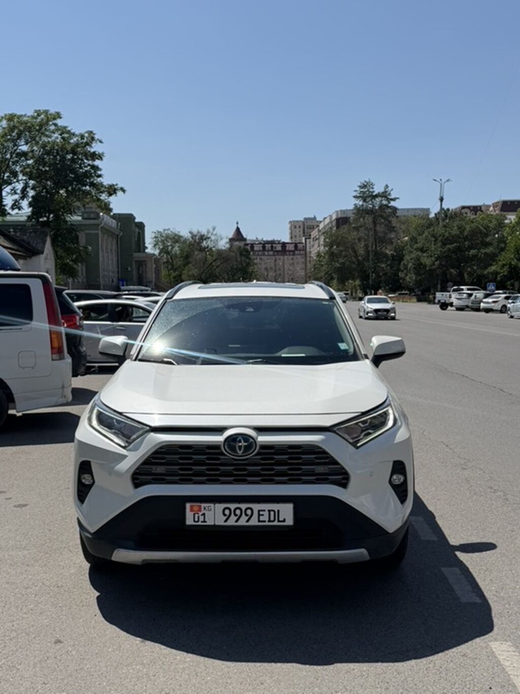Toyota RAV4: 2019 г., 2.5 л, Автомат, Гибрид, Кроссовер — фото 1