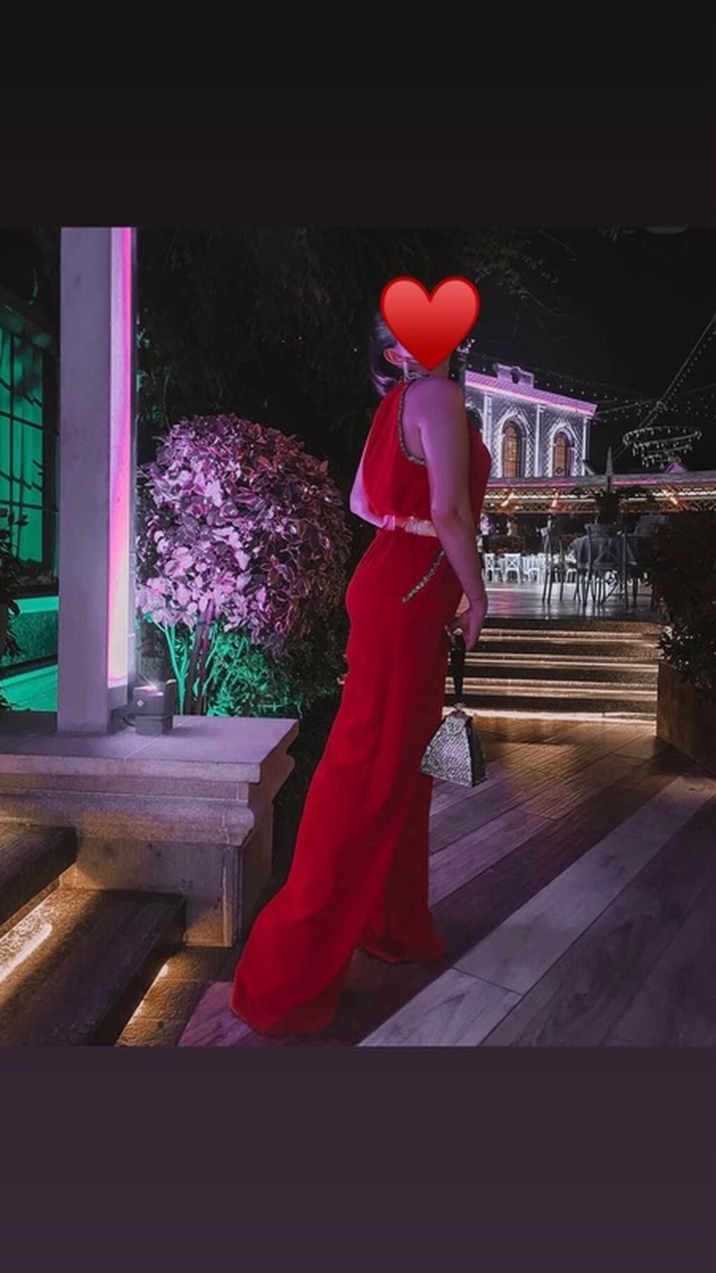 Qırmızı gecə tulumu - Model: Qolsuz, halter tipli yaxalıq - Rəng