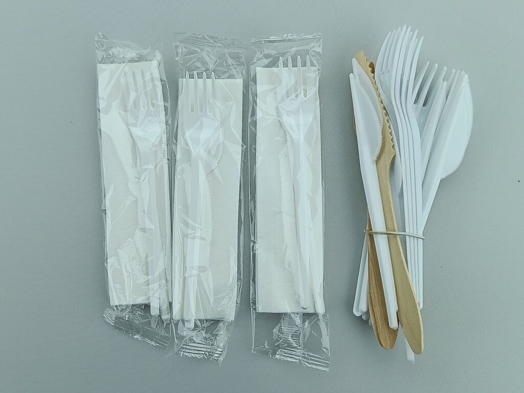 Inne naczynia: Plastikowe naczynia — 1