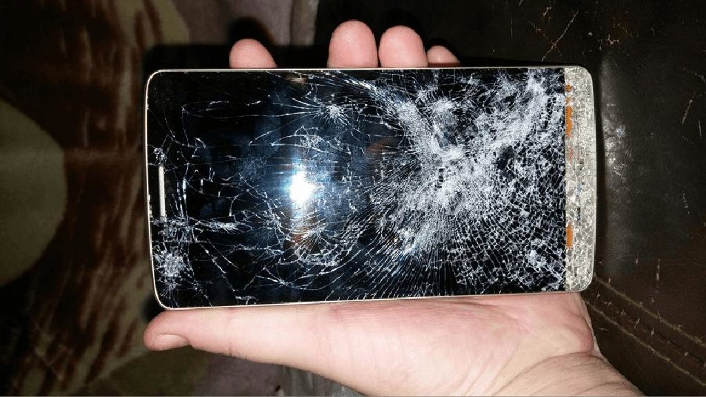 Купить разбитый телефон. Разбитые телефоны. Сломанный телефон. Телефон с разбитым экраном. Разбитый телефон LG.