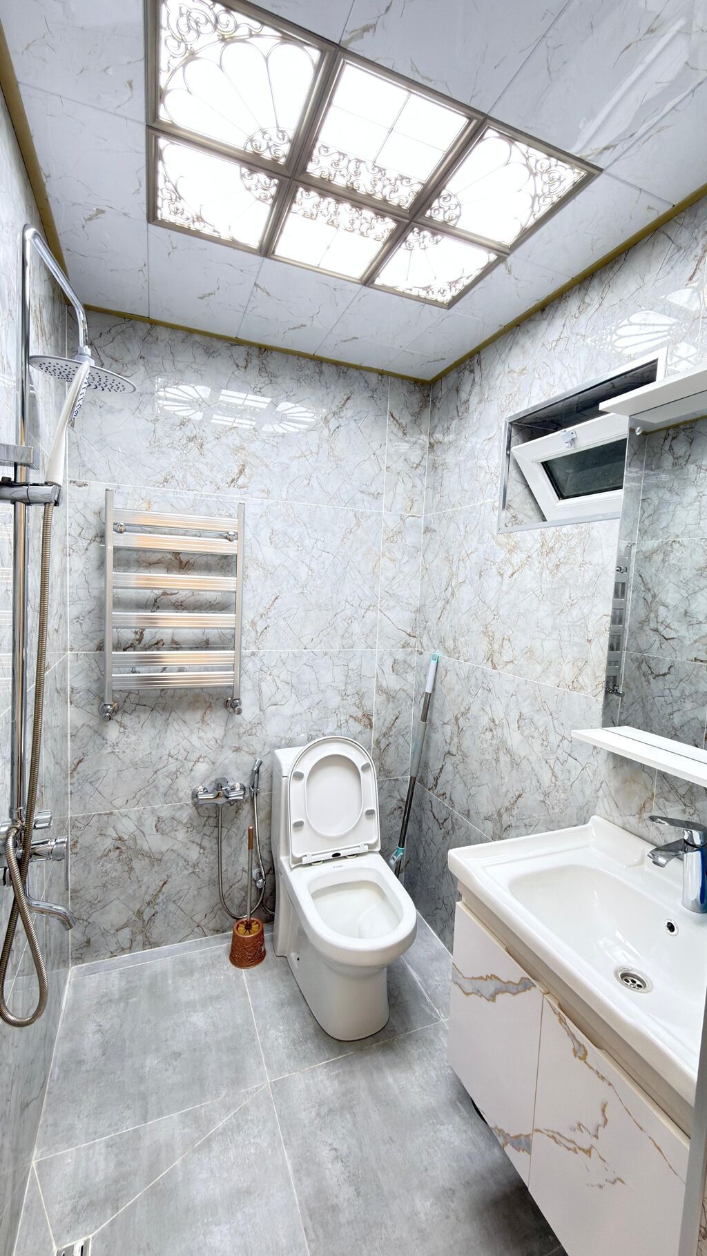 Ev qeçreshde ( meşe tuneline çatmamiş) yerleşir. 2 yataq otaqi ( her