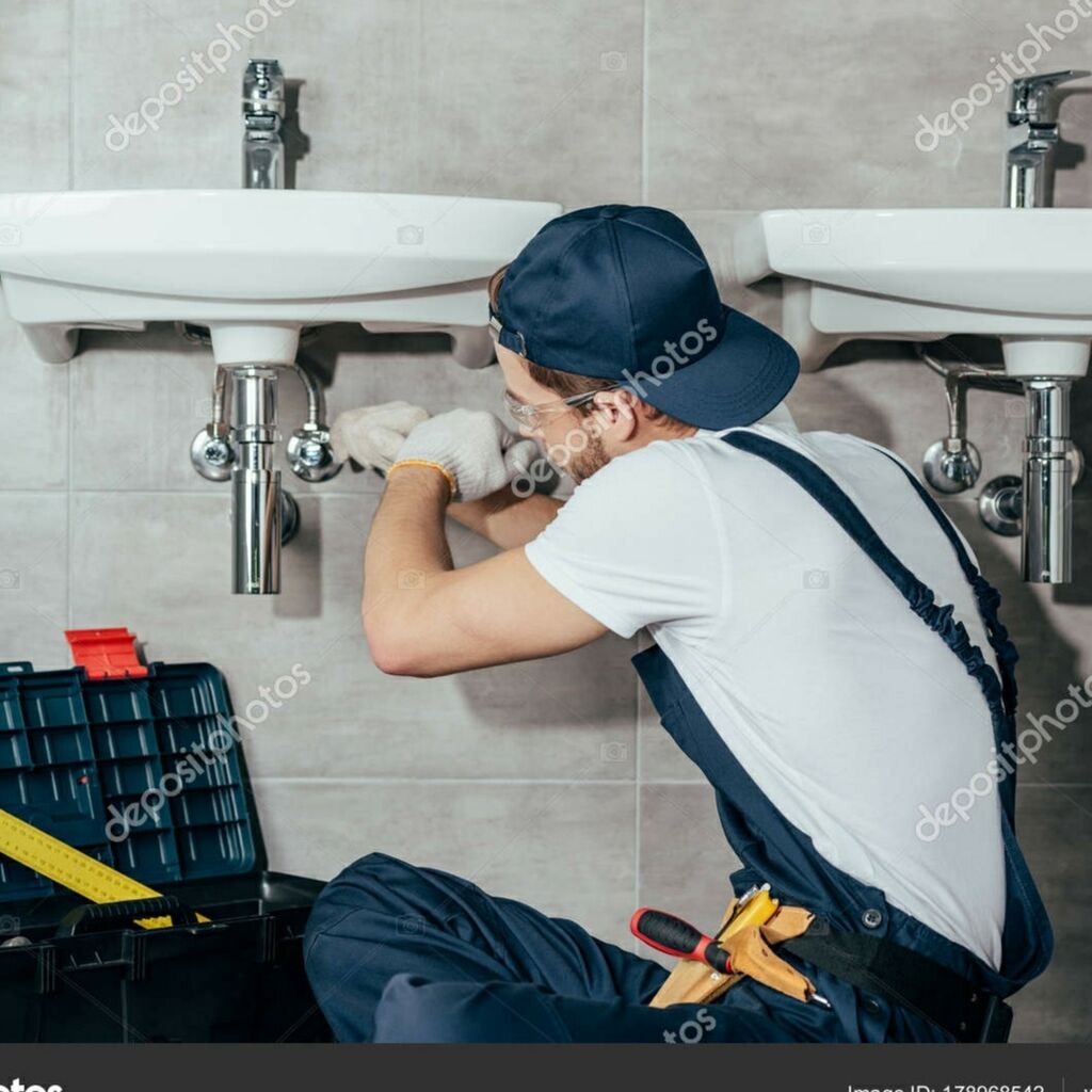 склад сантехники. сантехника на васильева пермь 33 метра. сантехник чинит раковину. сантехник 33. магазинсантехникинавпсильевавперми.