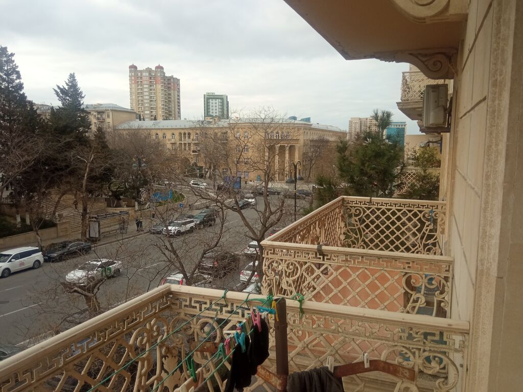Bakı, 4 otaqlı, Köhnə tikili, m. Elmlər Akademiyası, 100 kv. m