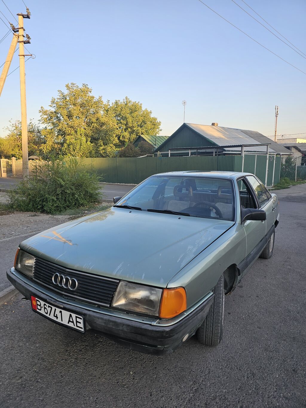 Audi 100: 1984 г., 1.8 л, Механика, Бензин, Седан: фото 3