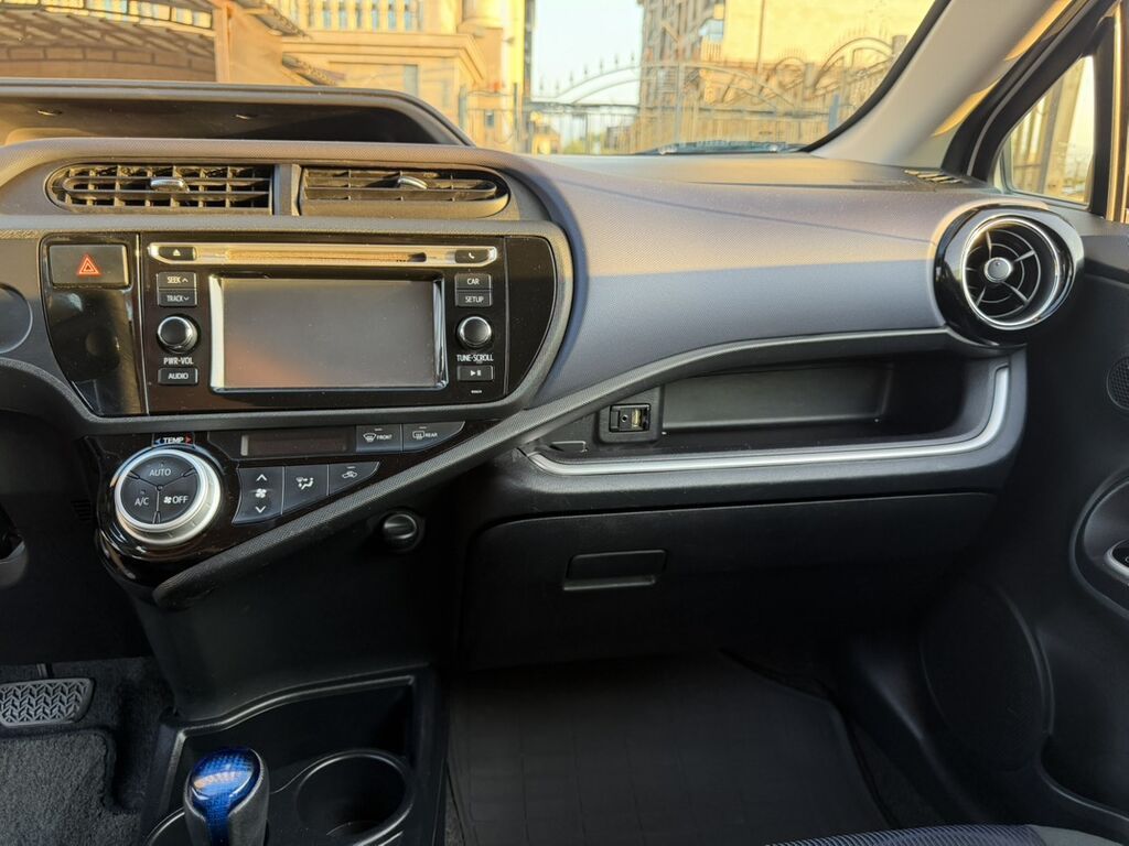 Toyota Aqua: 2016 г., 1.5 л, Вариатор, Гибрид, Хэтчбэк: фото 6