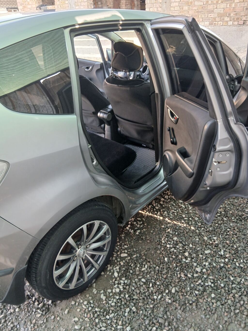 Honda Fit: 2010 г., 1.4 л, Робот, Бензин, Хэтчбэк: фото 2