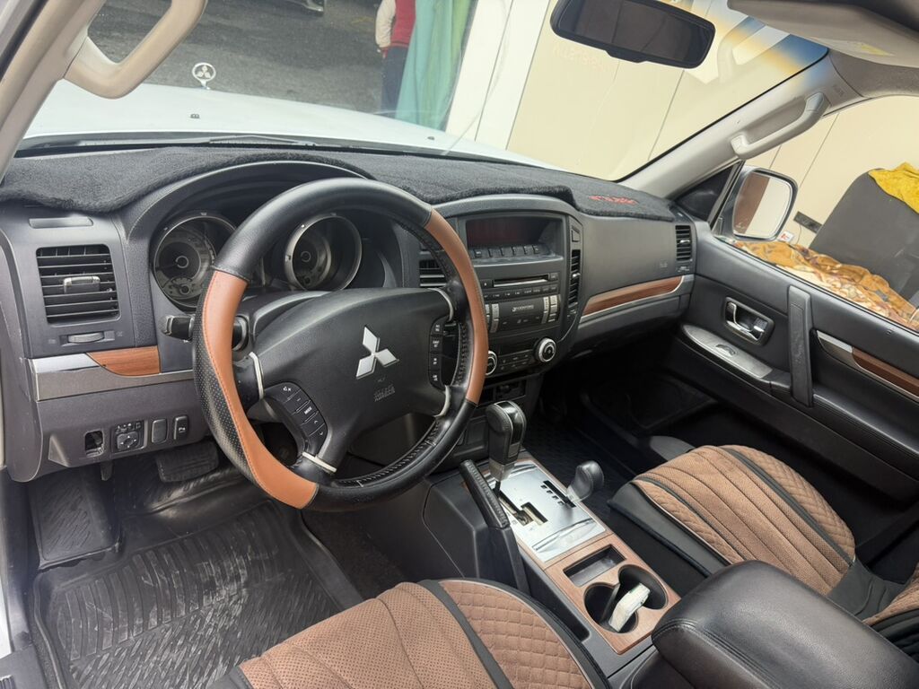 Mitsubishi Pajero: 2009 г., 3 л, Автомат, Бензин, Внедорожник: фото 7