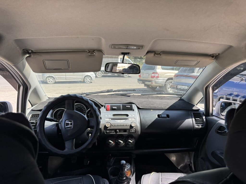 Honda Fit: 2004 г., Механика, Бензин, Хэтчбэк: фото 5