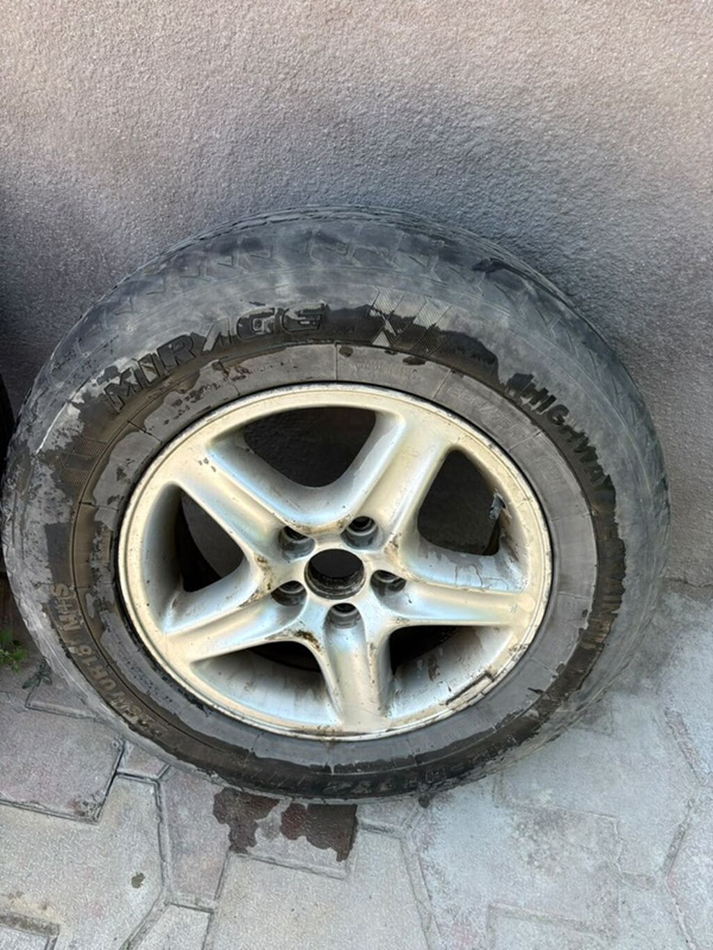 Литой колесный диск с шиной. На Лексус размер 225/70/R16 — фото 1