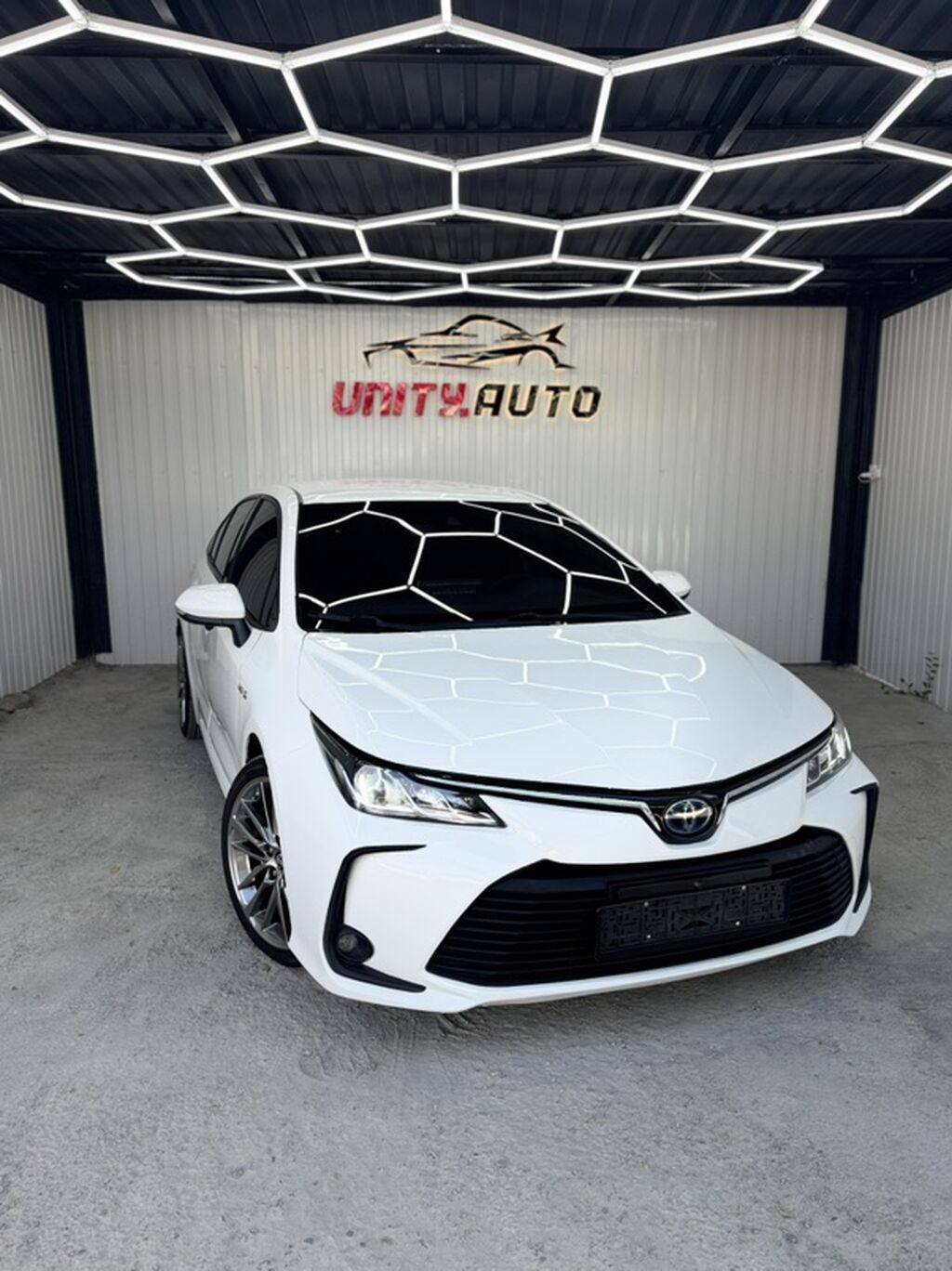 Toyota Corolla: 2021 г., 1.8 л, Гибрид, Седан: фото 1