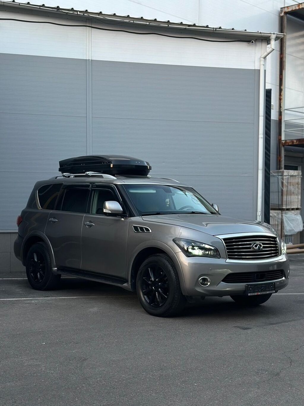 Infiniti QX56: 2012 г., 5.6 л, Автомат, Газ, Внедорожник: фото 2