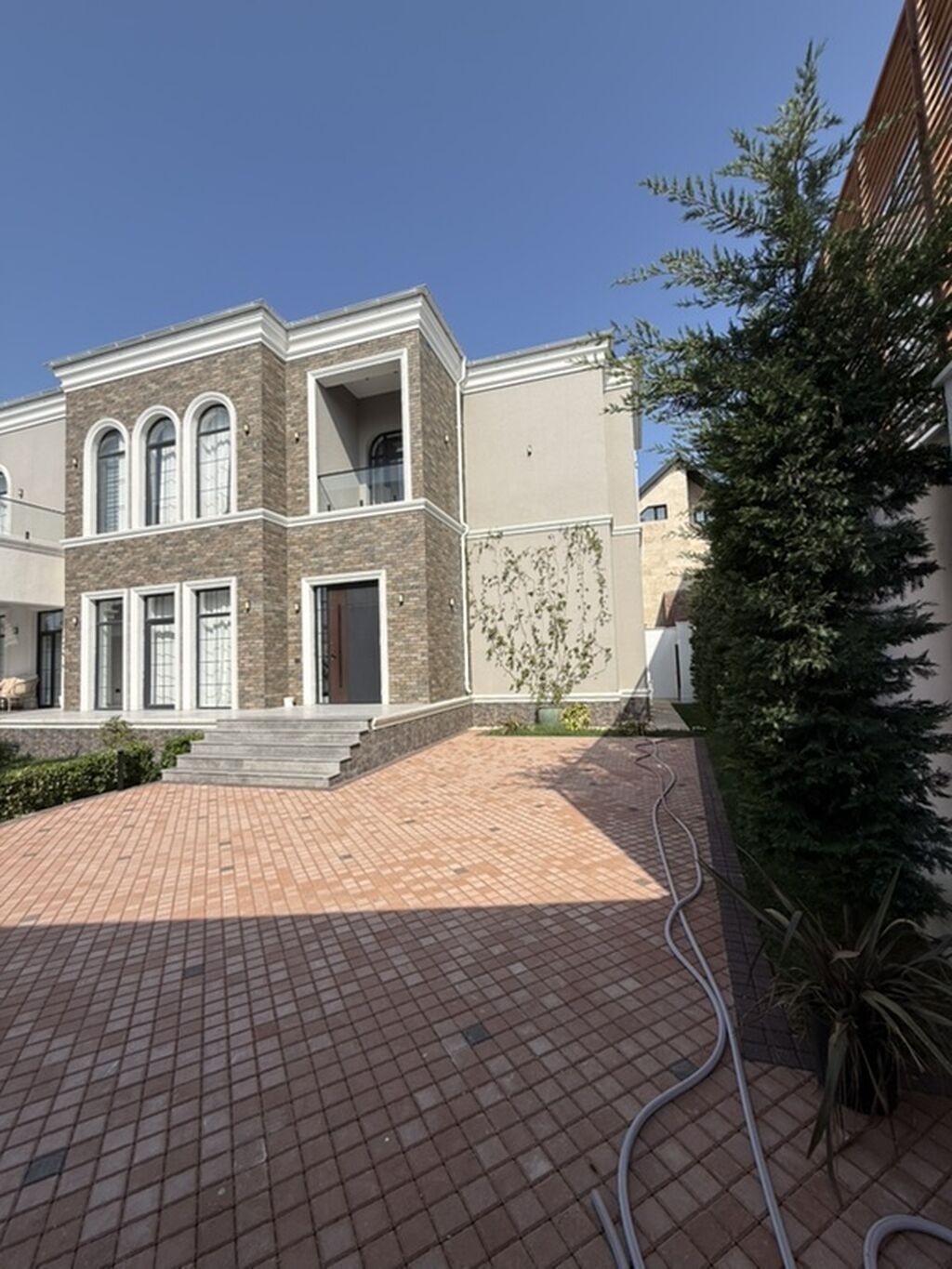 5 otaqlı, 216 kv. m, Yeni təmirli