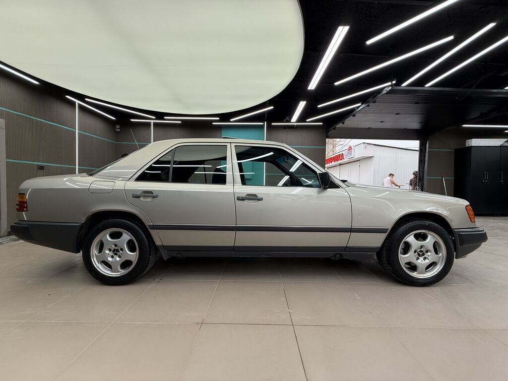 Mercedes-Benz W124: 1988 г., 2.3 л, Механика, Бензин, Седан: фото 6