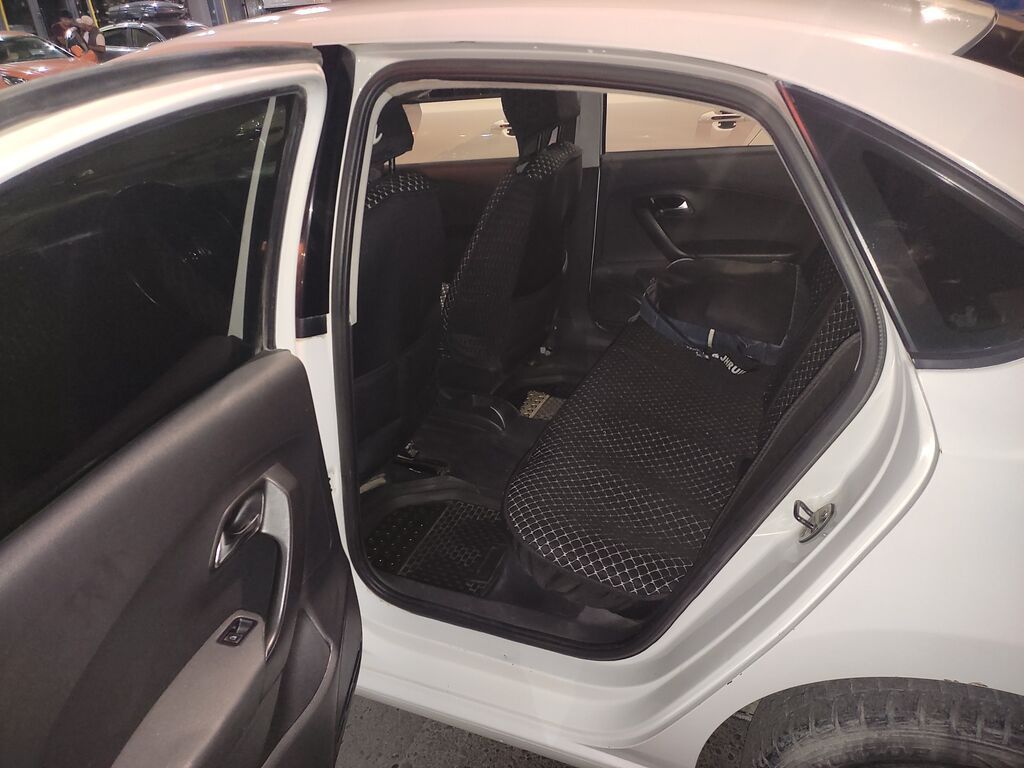 Volkswagen Polo: 2013 г., 1.6 л, Механика, Бензин, Седан: фото 4