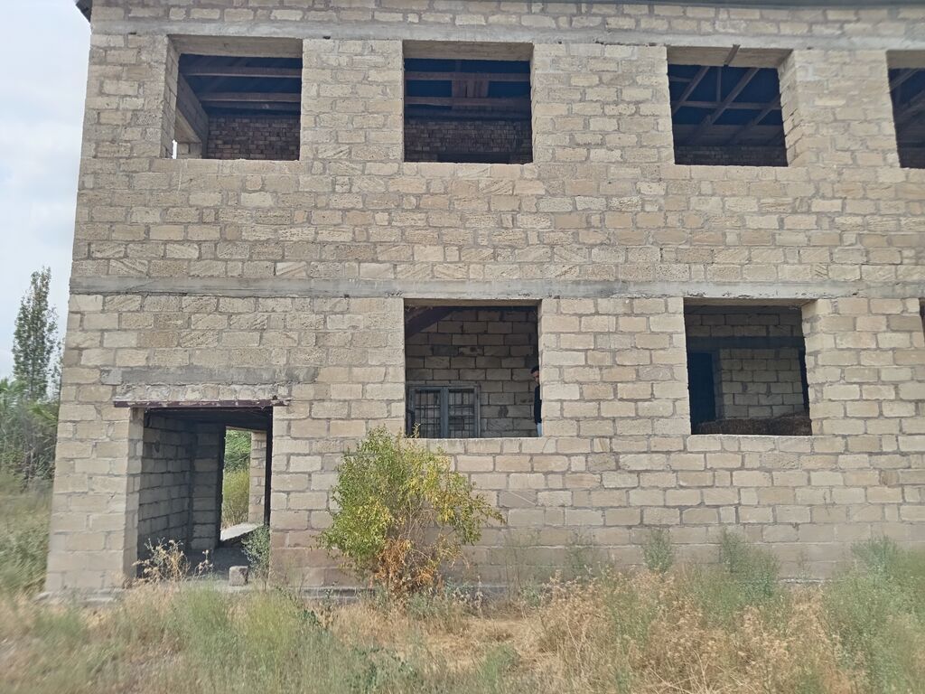 Satışa təqdim olunur: iki mərtəbəli, böyük ölçülü daş tikili. 30 sot