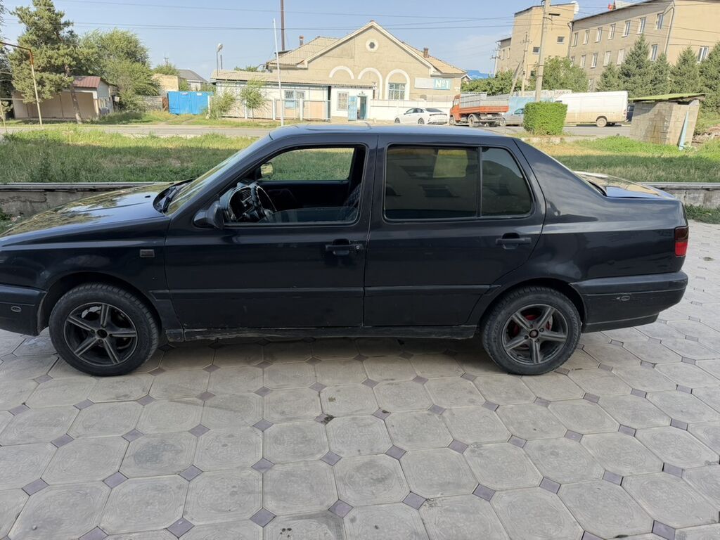 Volkswagen Vento: 1993 г., 1.8 л, Механика, Бензин, Седан: фото 5