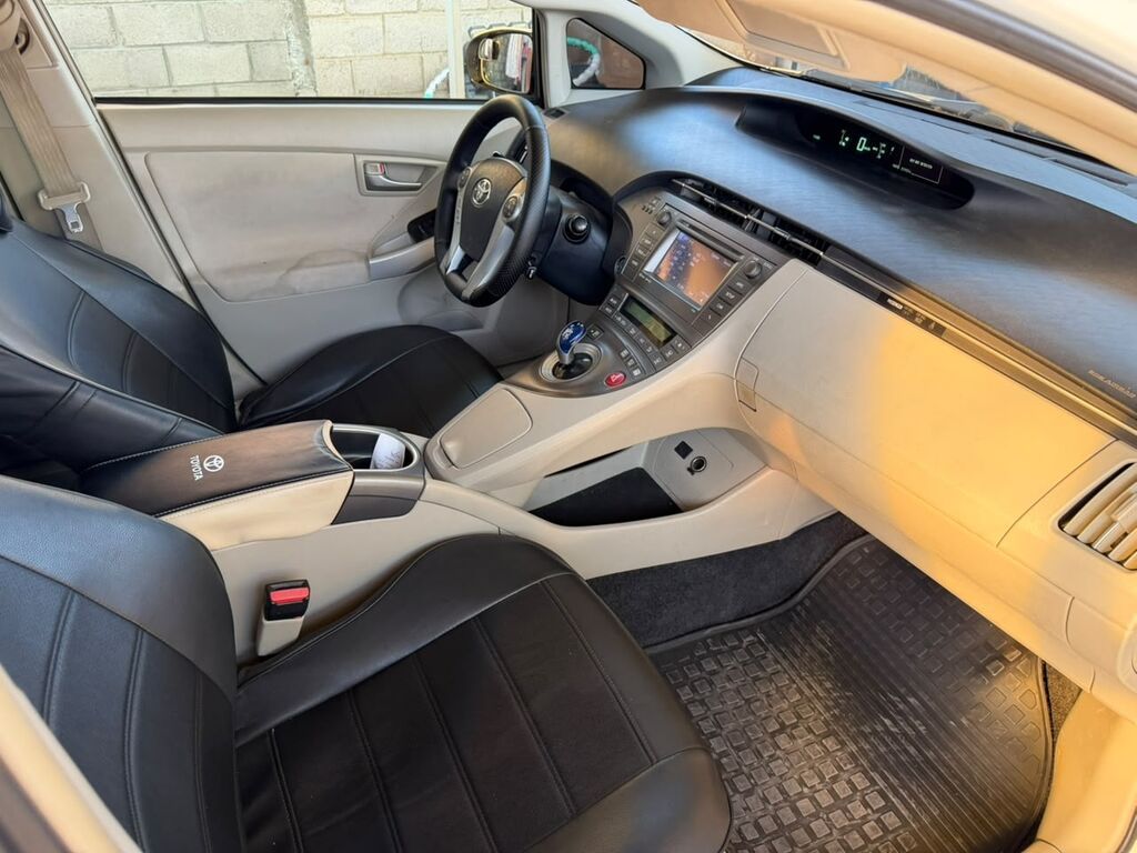 Toyota Prius: 2013 г., 1.8 л, Автомат, Гибрид, Седан: фото 3