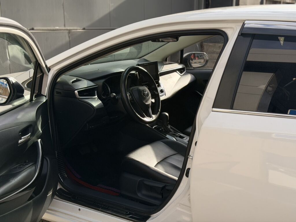 Toyota Corolla: 2021 г., 1.8 л, Гибрид, Седан: фото 3