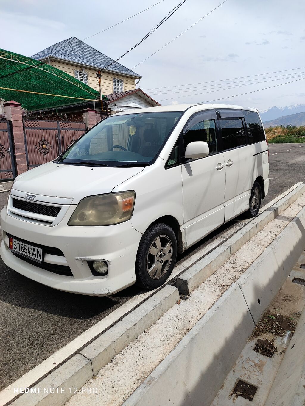 Toyota Noah: 2003 г., 2 л, Автомат, Бензин, Минивэн: фото 4