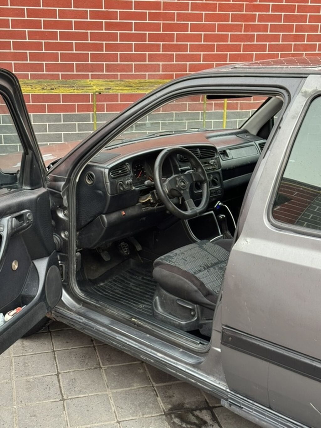 Volkswagen Vento: 1992 г., 2 л, Механика, Бензин, Седан: фото 5