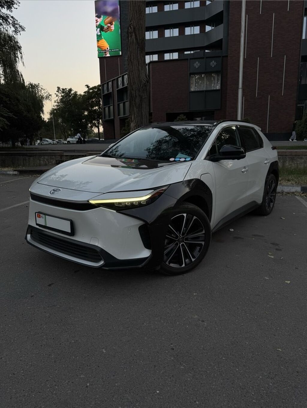 Toyota bZ4X: 2022 г., Автомат, Электромобиль, Кроссовер: фото 3