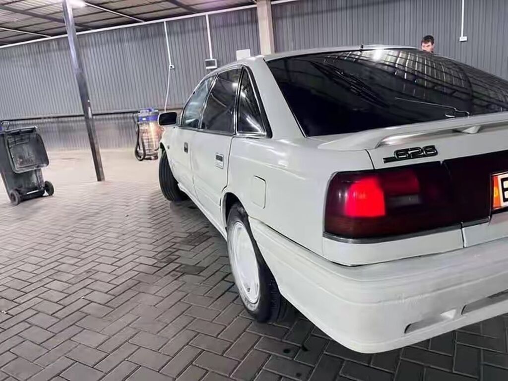 Mazda 626: 1990 г., 2 л, Механика, Бензин, Седан: фото 5