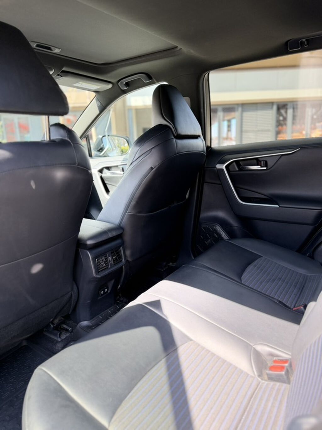 Toyota RAV4: 2019 г., 2.5 л, Автомат, Гибрид, Кроссовер: фото 8
