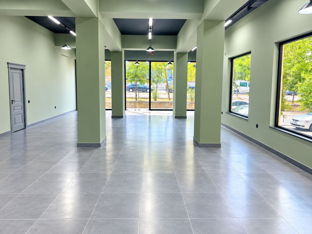 Mətbuat prospektində əsas yol kənarında, vitrinli giriş qapısı birbaşa