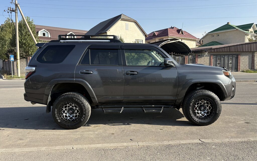 Toyota 4Runner: 2018 г., 4 л, Автомат, Бензин, Внедорожник: фото 2