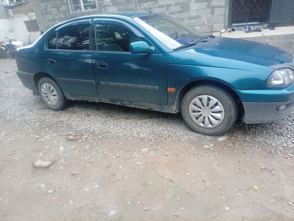 Toyota Avensis: 1998 г., 1.6 л, Механика, Бензин, Седан — фото 3
