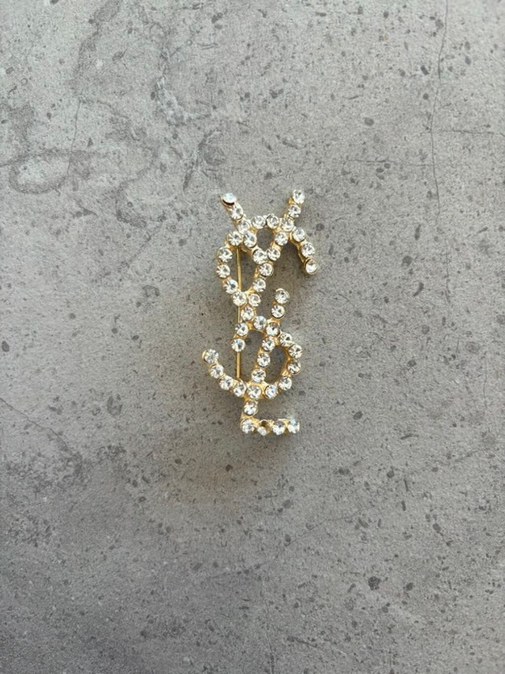 Broševi: Ysl bros - Elegantna broš-klipsna u obliku stilizovanog monograma