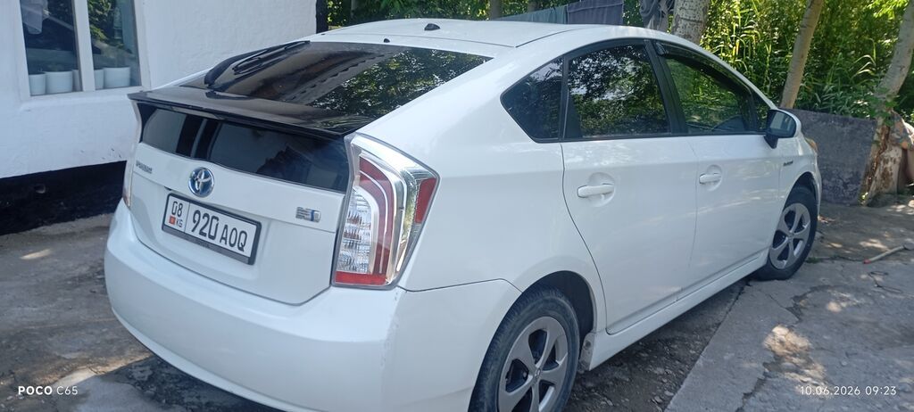 Toyota Prius: 2015 г., 1.8 л, Автомат, Гибрид, Лифтбек: фото 1