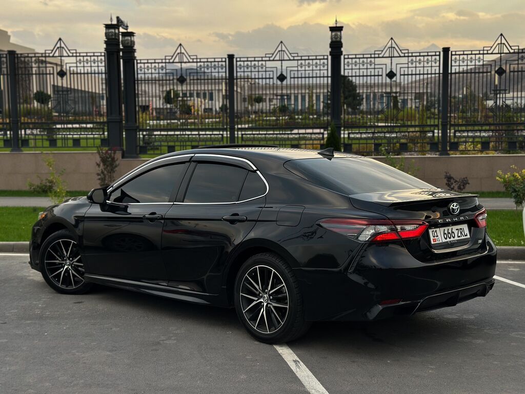 Toyota Camry: 2021 г., 2.5 л, Автомат, Бензин, Седан: фото 2