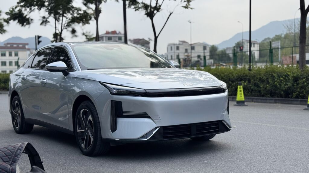 Geely : 2026 г., 1.5 л, Робот, Гибрид, Седан: фото 4