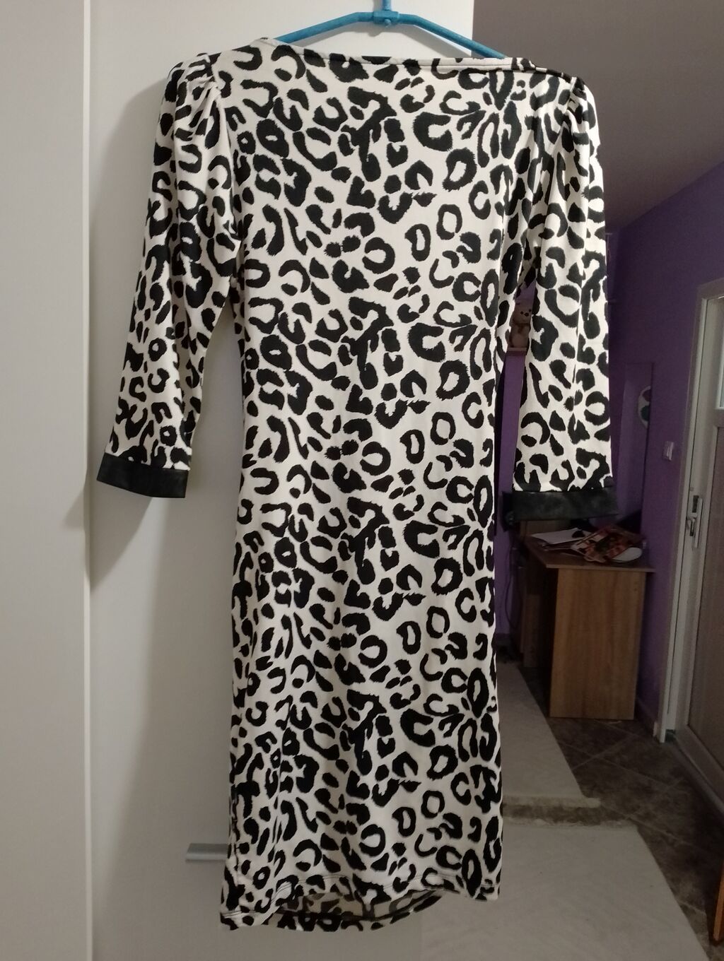 Haljine: Haljina Mixage – animal print - Model: uska haljina sa 3/4 rukavima -