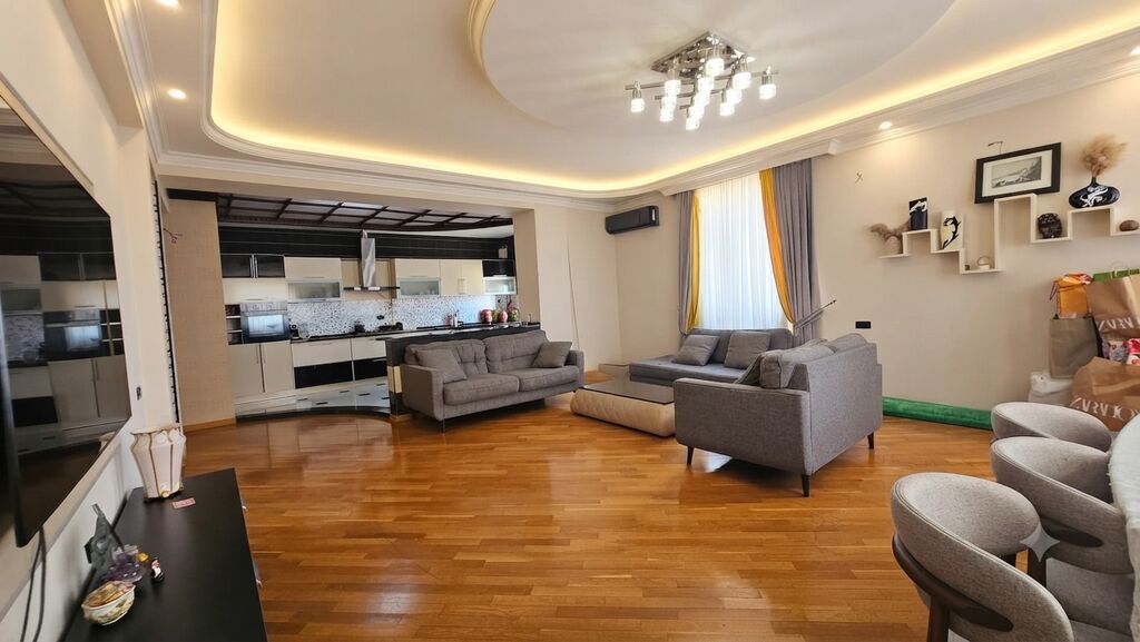 Şəhərin ən prestijli küçələrindən olan Cəfər Xəndan yerləşir ( Modera