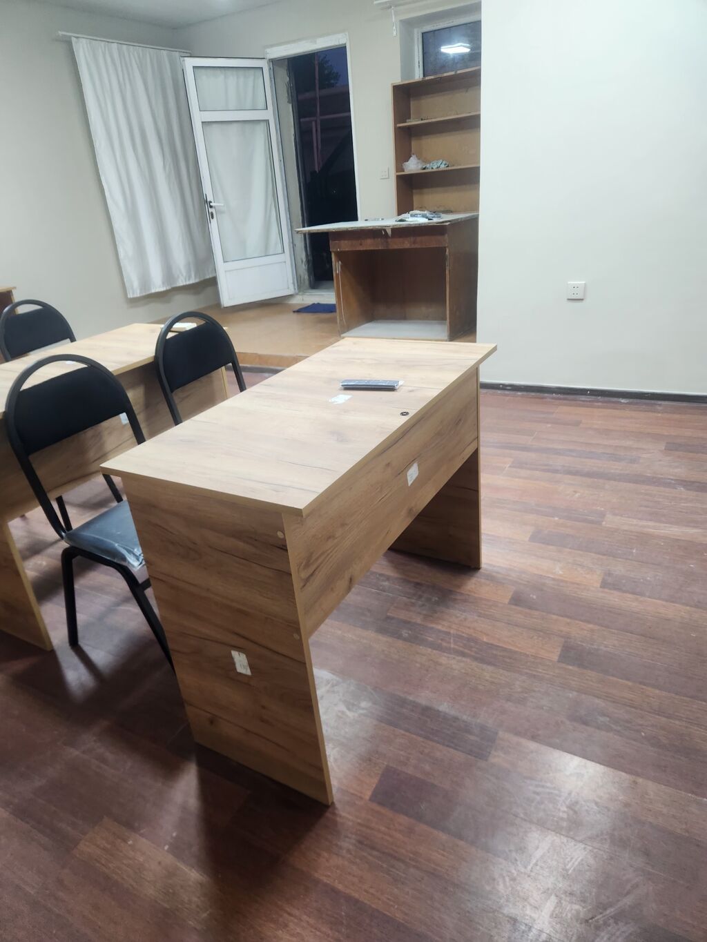 Ofis/ Tədris masası – minimal dizayn, ağac teksturalı laminat -