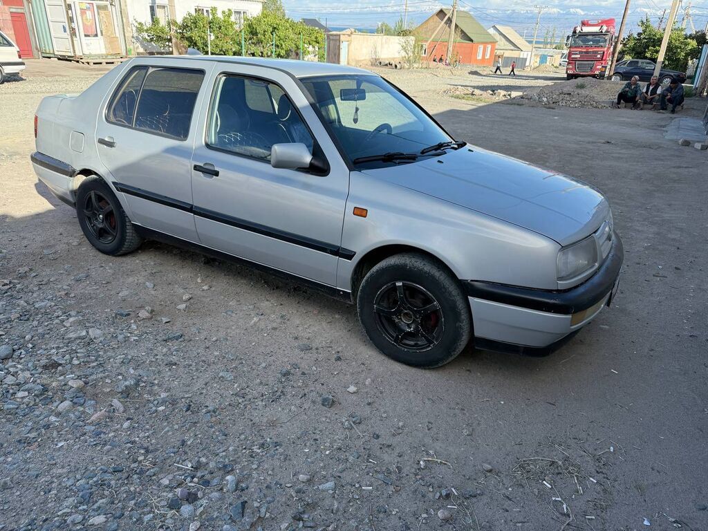 Volkswagen Vento: 1992 г., 1.8 л, Механика, Бензин, Седан: фото 1