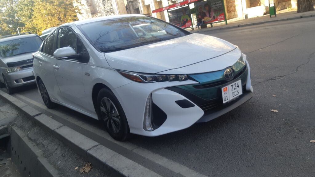 Toyota Prius: 2020 г., 1.8 л, Автомат, Гибрид, Лифтбек: фото 1