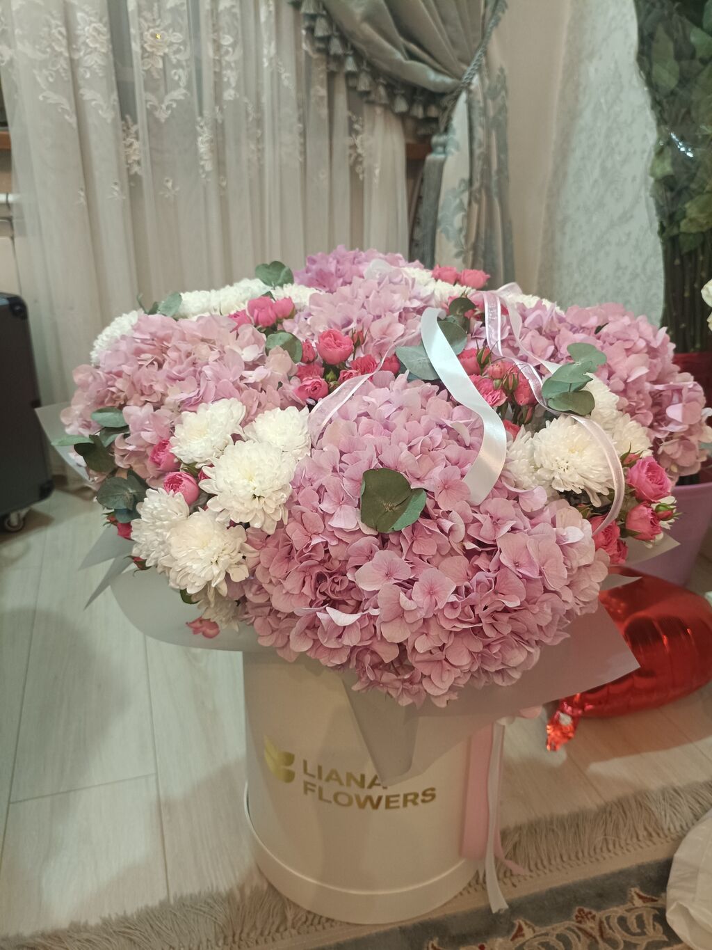 Большая цветочная композиция в шляпной коробке Liana Flowers. Состав: фото 1
