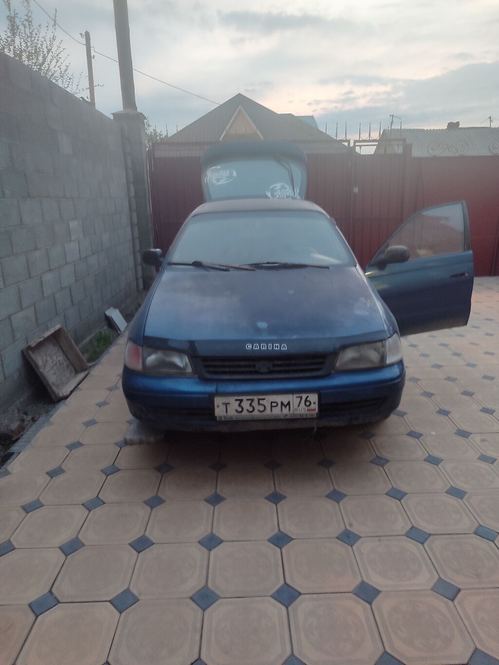 Toyota Carina E: 1992 г., Механика, Бензин, Седан: фото 1
