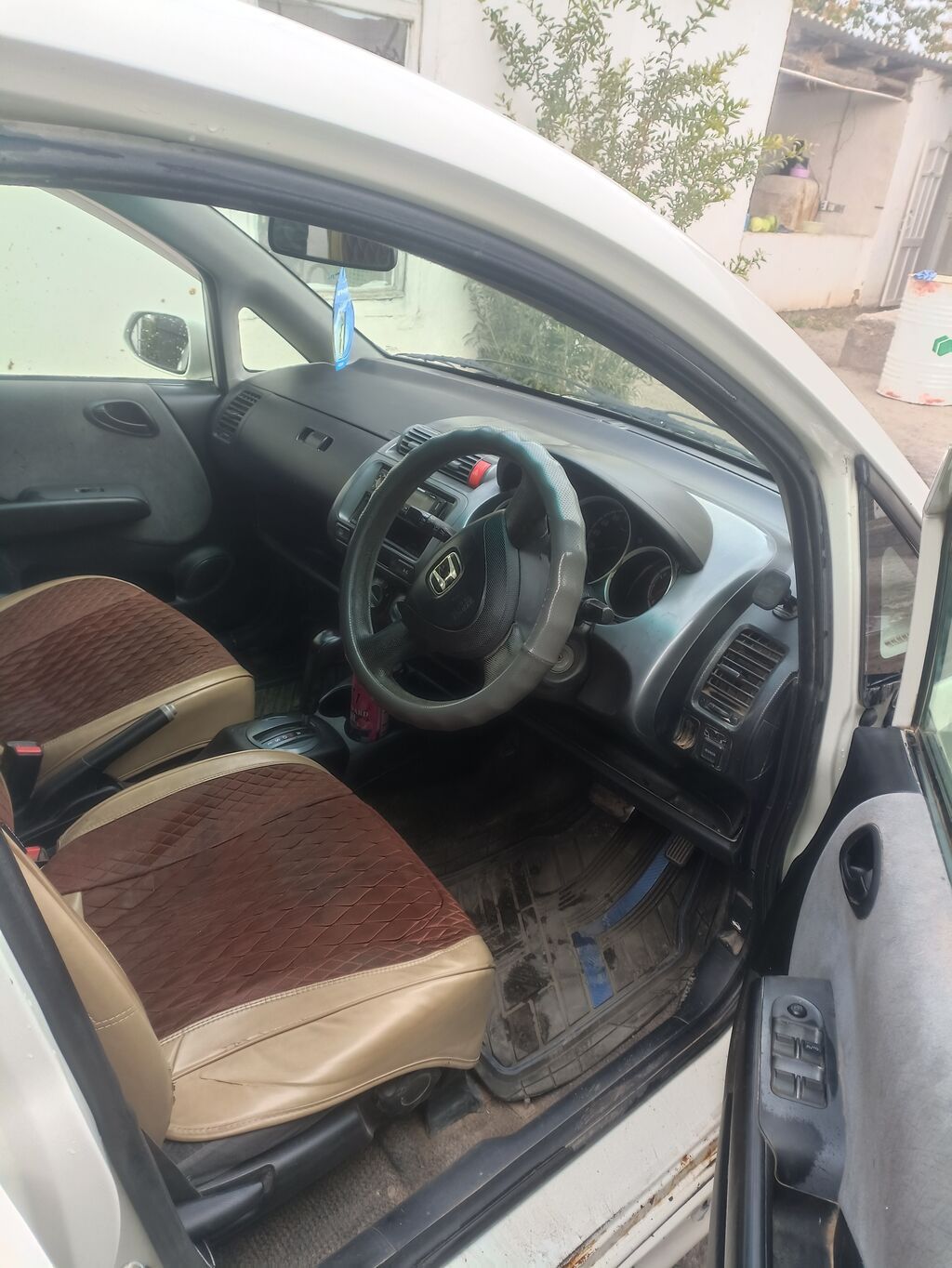 Honda Fit: 2001 г., Автомат, Бензин, Хэтчбэк: фото 6